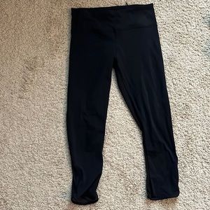 Euc lululemon black crop